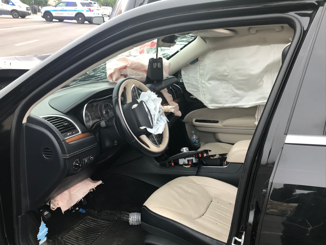 "Acaba de llegar de trabajar, me metí a bañar y mi novia me gritó, escuchó un gran estallido, bajé de nuevo y vi varios carros chocados. Dije, aqui volvió a suceder algo grave", declaró Lamar Miller, un vecino del área.
<br>