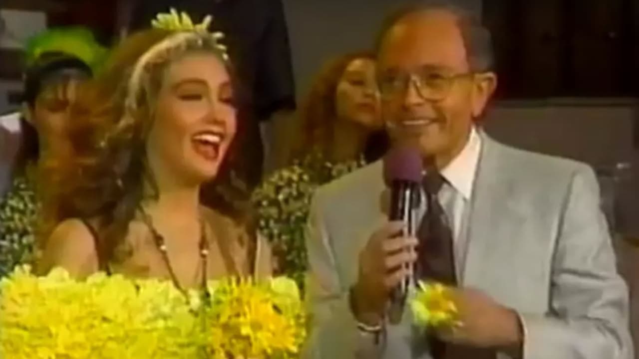 Thalía solo sonrió de manera aparentemente incómoda luego de que Raúl Velasco describió su imagen como "corrientota" en 'Siempre en domingo'.