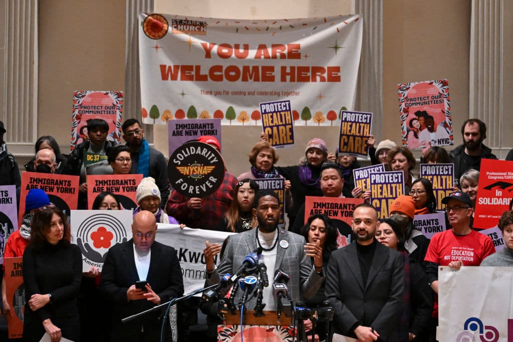 El Defensor Público de la Ciudad de Nueva York, Jumaane Williams, encabezó la manifestación junto a la Coalición de Inmigración de Nueva York (NYIC) y otros grupos activistas frente a las nuevas medidas que, según señalan, afectarán a la comunidad inmigrante.