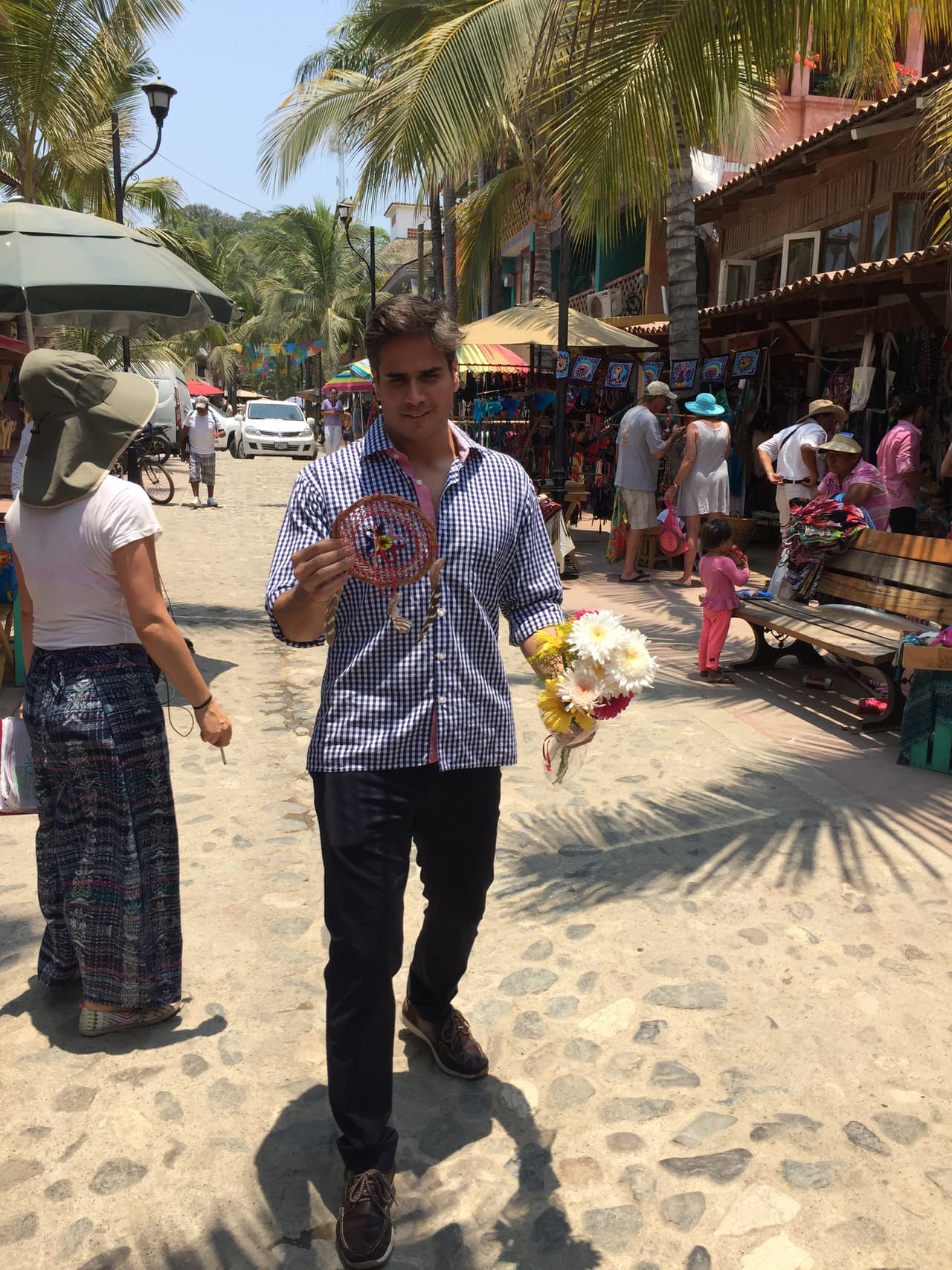 Entre rodaje y rodaje, Daniel admira las bellas artesanías.