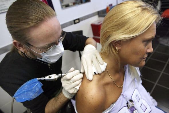 El 1.5% de las personas que se tatúan sufren una infección bacteriana y algunas pueden desarrollar reacciones alérgicas a la tinta en el corto plazo.