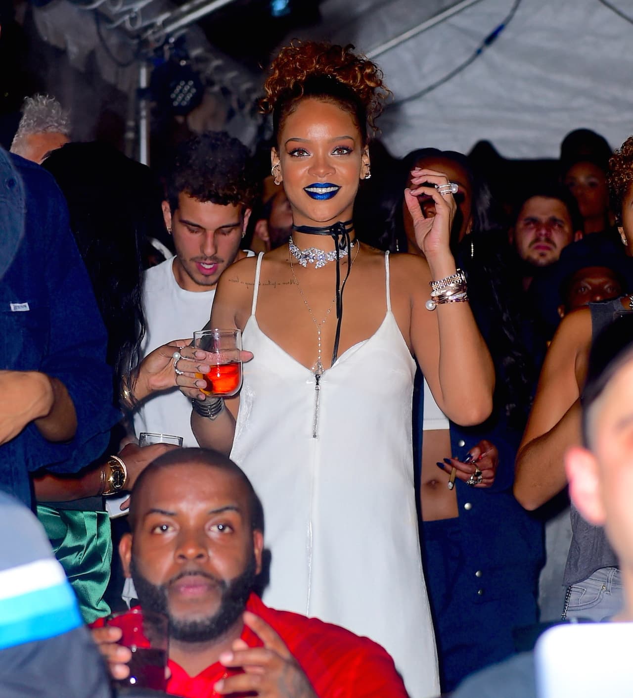 Por un momento se despegó del galán y se fue a disfrutar.