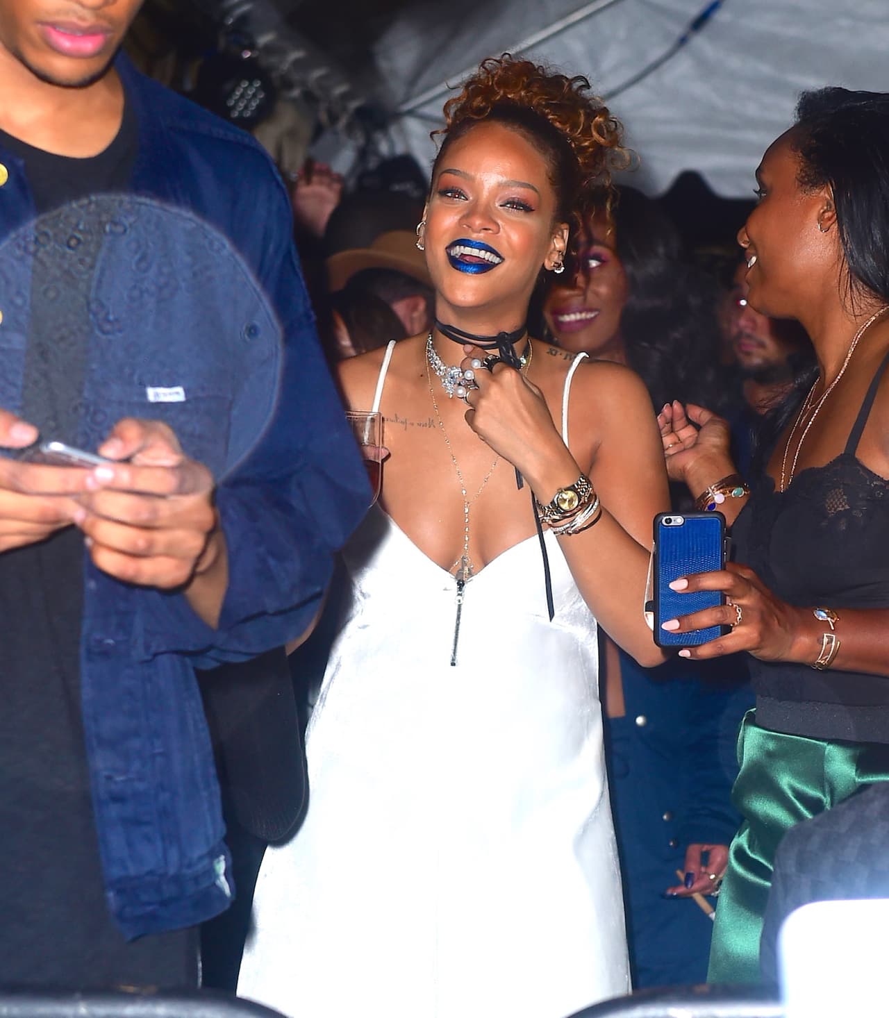 En momentos parecía que su escote estaba apunto de traicionarla.