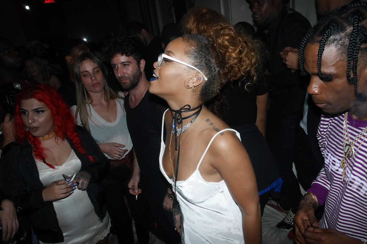 Y todo el tiempo anduvo tras de ella, porque la bomba sexual de Barbados anduvo de arriba para abajo.