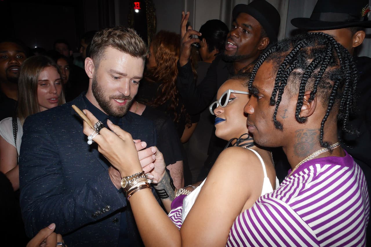 Uno de sus invitados favoritos fue Justin Timberlake y, por si las dudas, Travis estuvo presente mientras ella hablaba con el galán...