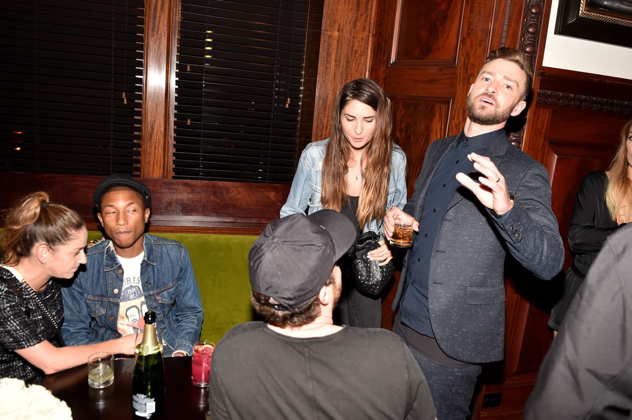 Y los invitados la estaban pssando de lujo.