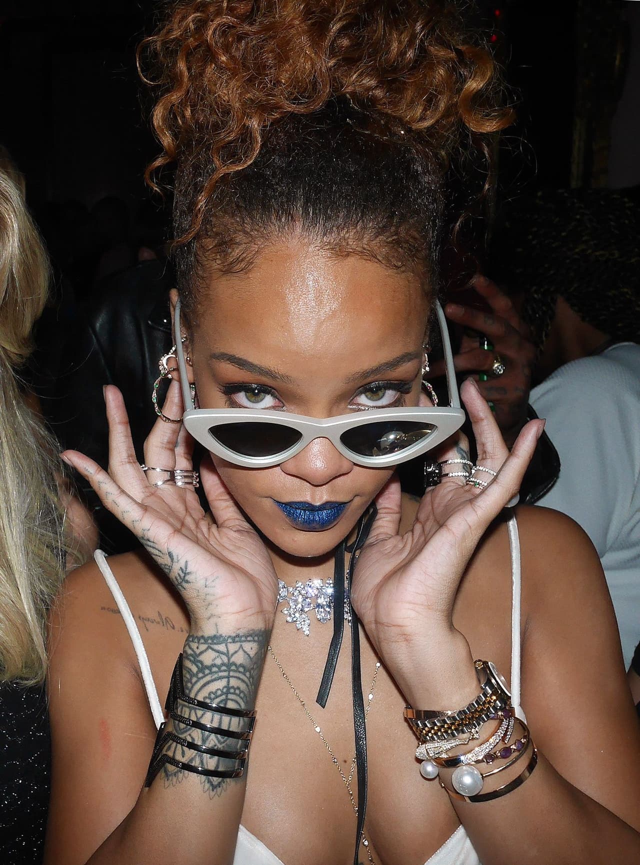 Además, lució súper 'chic' con ese atuendo un tanto vintage y un poco alocado.