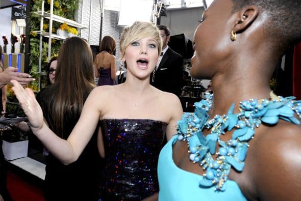 ¡Otra vez tú!, parece interrumpir Jennifer Lawrence cuando entrevistan a Lupita Nyong'o. Más videos de Chismes aquí.