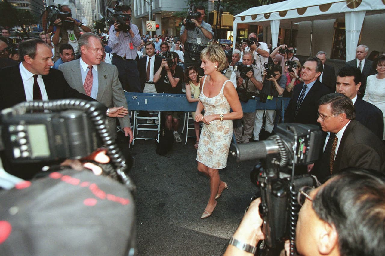 El 23 de junio de 1997, Diana asistió a una subasta en Christie's, en Nueva York, dos meses antes de fallecer en París trágicamente en París el 31 de agosto.