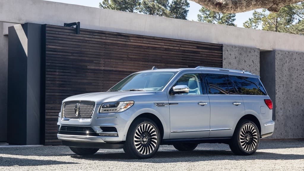 <b>Lincoln Navigator 2018</b>
<br>
<br>La Lincoln Navigator es una SUV de una naturaleza muy distinta a la de la Lexus LX570 o a la de la Range Rover Autobiography. Su motivo principal de existir es el de transporte urbano y suburbano en lujo total. Esto no quiere decir que la Navigator, que estará basada en la competente plataforma de la Ford F-150, no sea capaz en las vías sin asfalto, pero este mamut estadounidense es más un portento de lujo y buen diseño que de capacidades todoterreno.