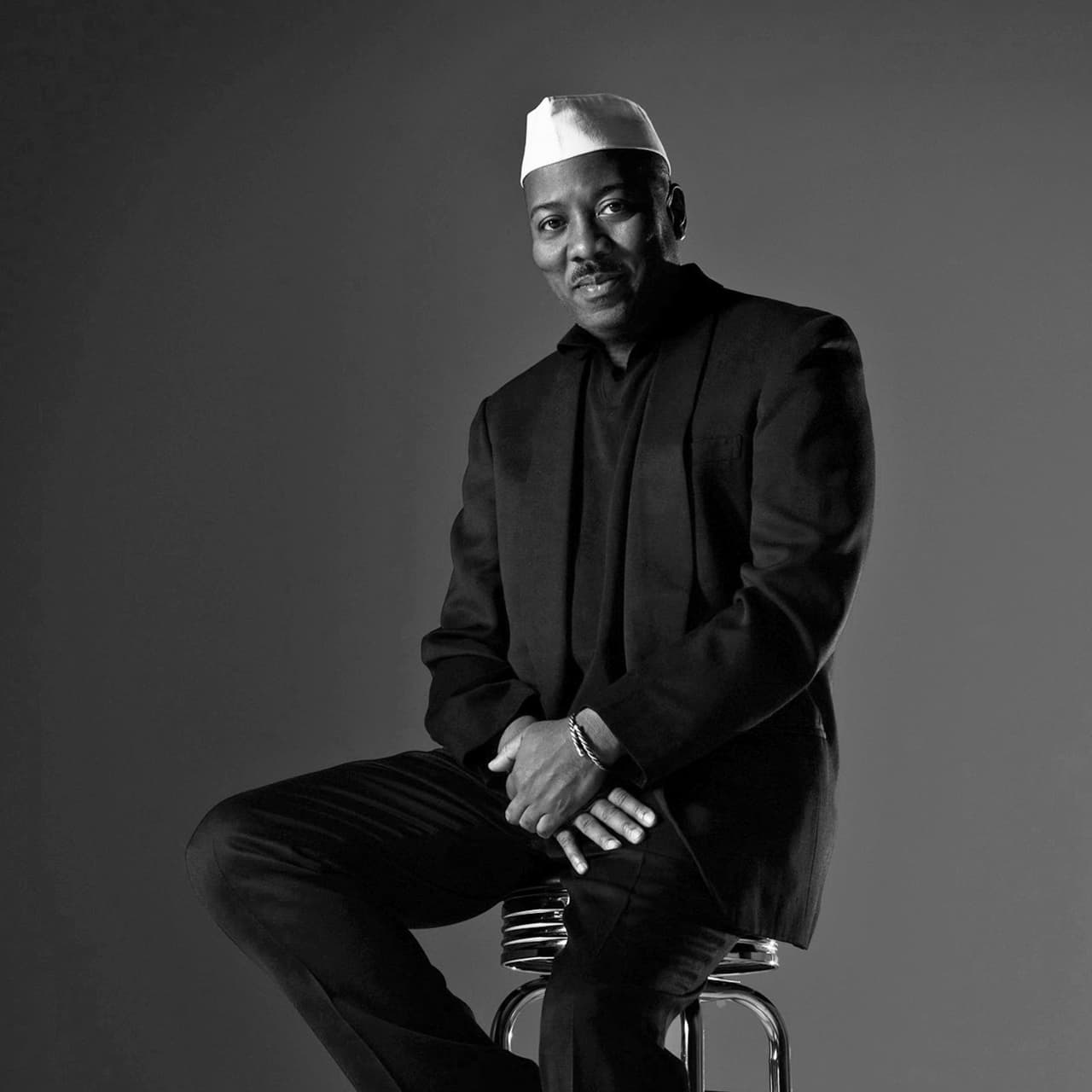 <b>Alonzo King</b>
<br>
<b>Coreógrafo fundador y director artístico</b> de Alonzo King LINES Ballet, tiene obras en los repertorios de las principales compañías modernas y de ballet del mundo y ha colaborado con distinguidos artistas visuales, músicos y compositores de todo el mundo. Ha sido galardonado con múltiples reconocimientos por su aportación cultural.