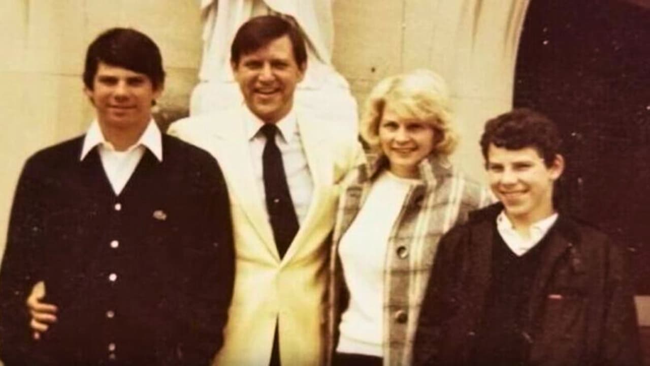 De 
<b>los hermanos Menéndez </b>se sabe gran parte de su vida, desde el 
<b>20 de agosto de 1989</b>, cuando 
<b>asesinaron a tiros a sus padres José Menéndez y Mary Louise 'Kitty' Menéndez. </b>A 36 años del crimen,
<b> los hermanos han pagado parte de su condena a cadena perpetua en prisión. <a href="https://www.univision.com/local/los-angeles-kmex/hermanos-lyle-y-erik-menendez-california-caso-nuevo-juicio-fiscalia-los-angeles" target="_blank">En octubre de 2024, su caso fue reabierto por George Gascón</a></b>, entonces fiscal de Los Ángeles, buscando la reconsideración de su condena.
<br>Entre las nuevas evidencias, se mencionó 
<b>el testimonio de Roy Rosselló,</b> exmiembro de 
<b>la agrupación Menudo, muy famosa en la década de los 80</b>. Tras casi 40 años callando, el ahora misionero 
<b>acusó a José Menéndez de haberlo violado cuando apenas tenía 13 años</b>.