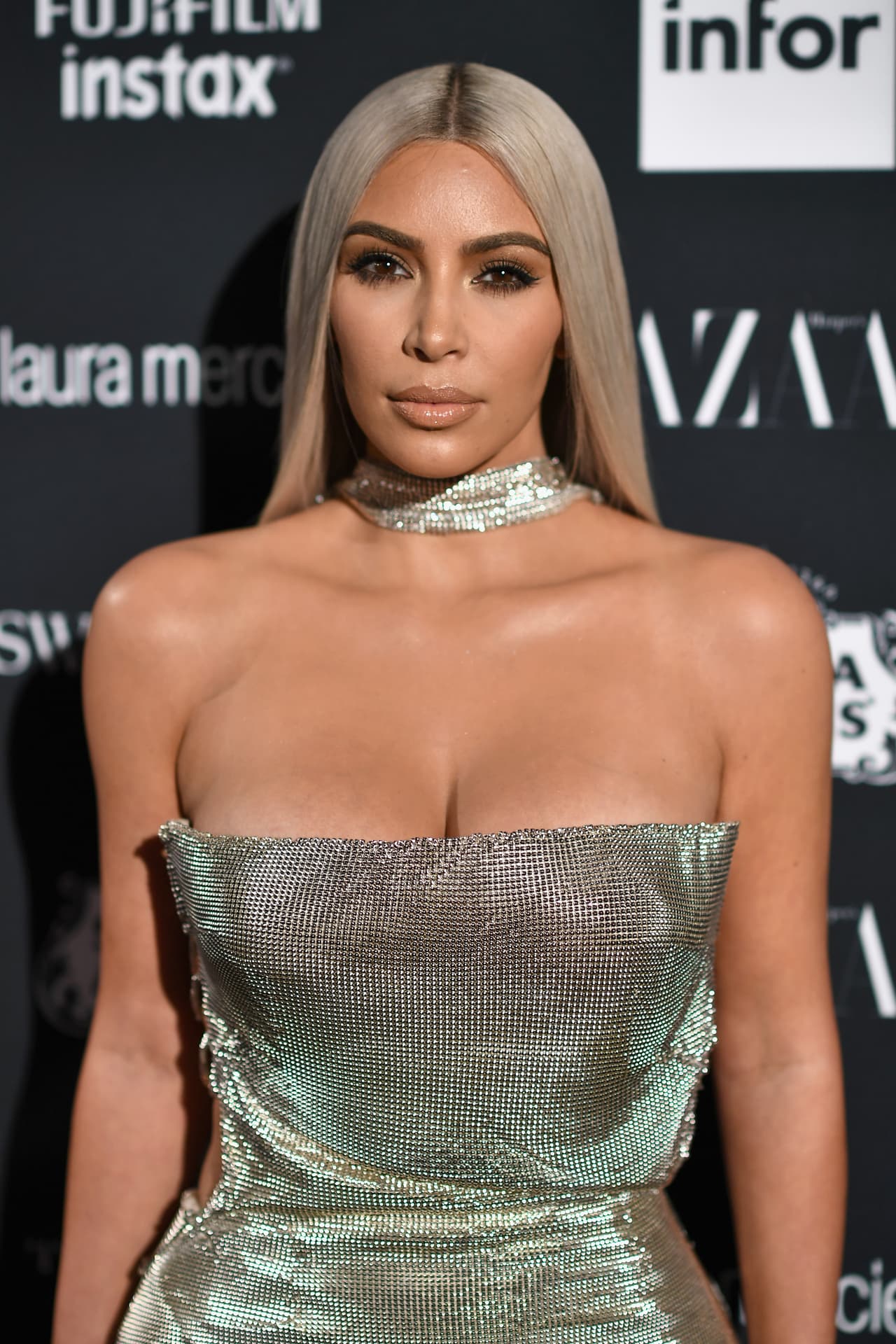 "Kim entrena seis días a la semana,
<b><a href="https://www.univision.com/entretenimiento/kendall-jenner-esta-preocupada-por-la-delgada-figura-de-su-hermana-kim-kardashian-y-ella-lo-toma-como-un-cumplido-video" target="_blank">se levanta temprano</a></b> y tiene dedicación", dijo la entrenadora en declaraciones recogidas por la revista
<b><a href="https://people.com/health/kim-kardashian-west-trainer-defends-met-gala-tiny-waist/" target="_blank">People.</a></b>