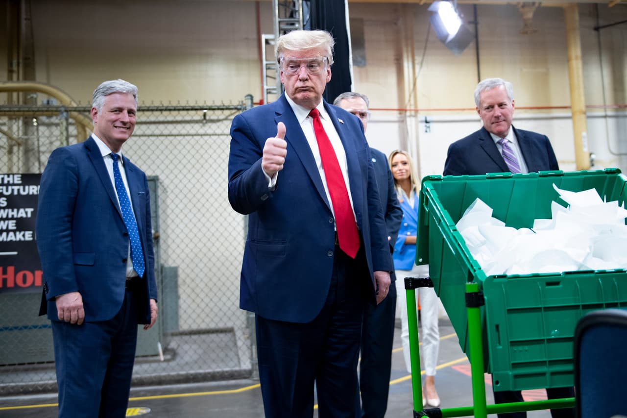 El presidente Donald Trump recorrió las instalaciones donde se producen máscaras N-95 solo con unas gafas.