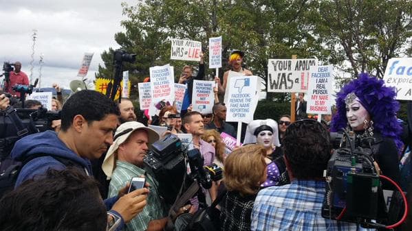 Decenas protestan contra política de “nombres reales” de Facebook