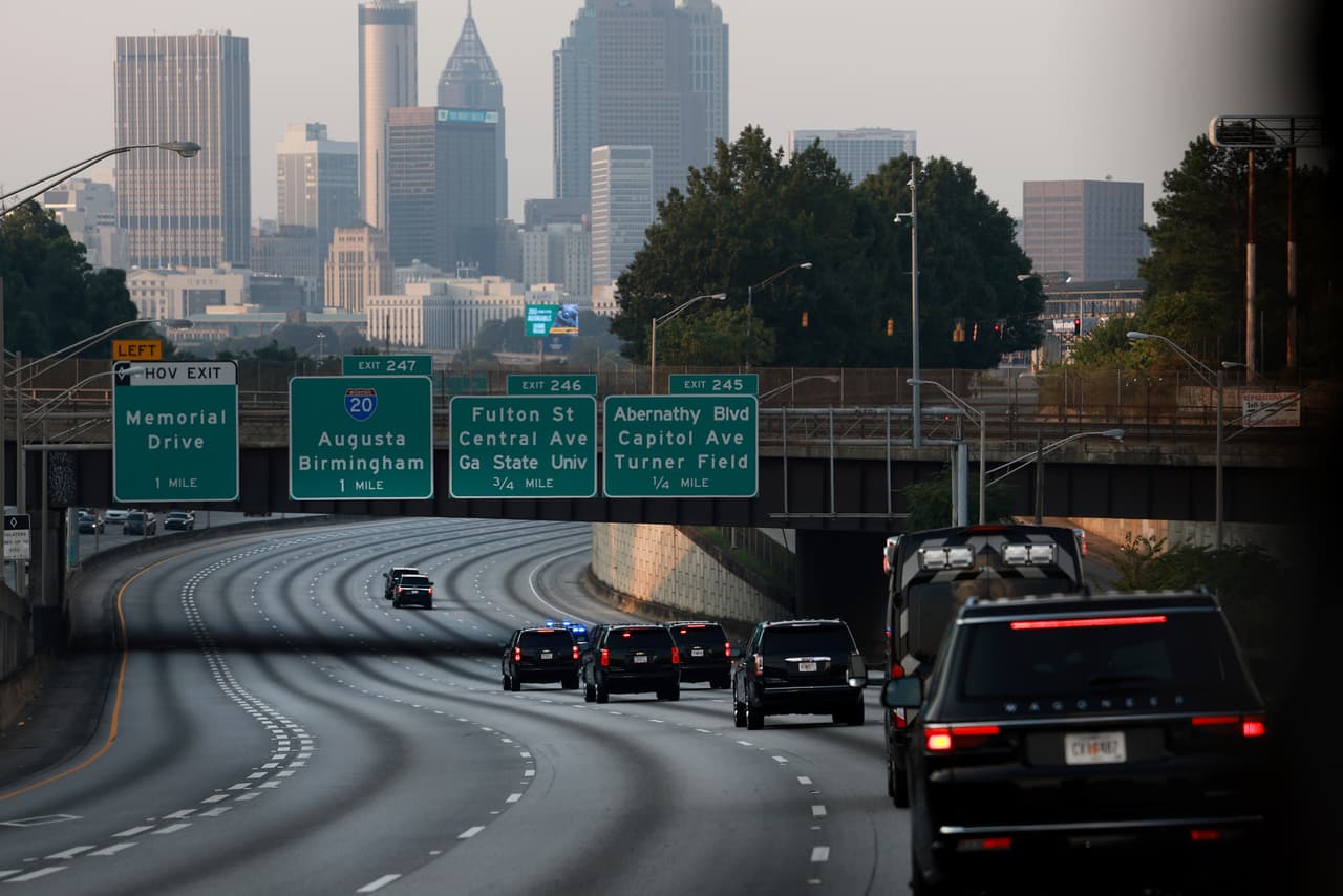 Trump fue trasladado, en plena hora pico, hacia la prisión para iniciar el proceso de fichaje.