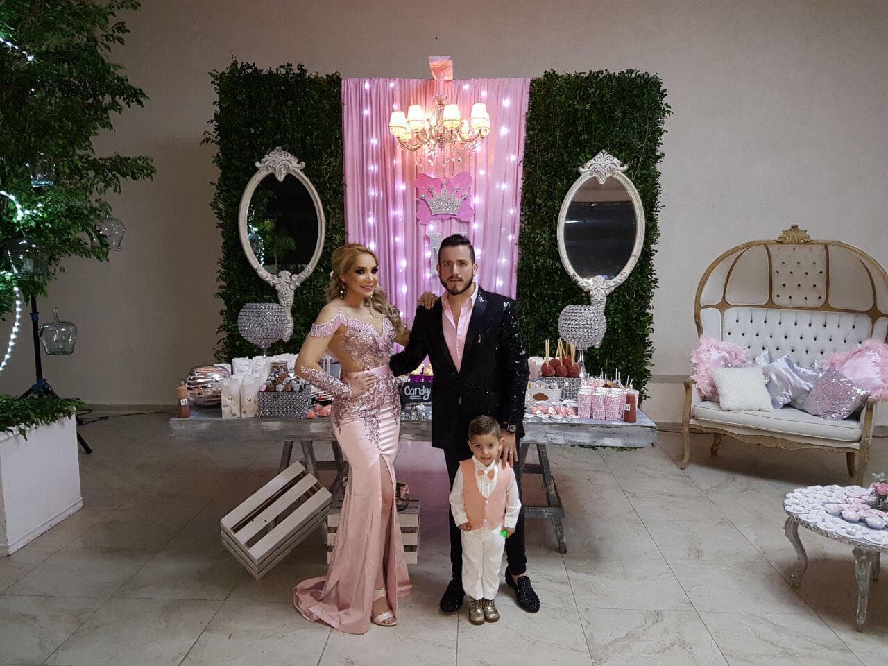 Feliz de la vida, la 'reina de la fiesta' junto a sus dos grandes amores: su hijo Javrich y su esposo, el cantante Pancho Uresti. La llamada 'Barby Grupera' lució un vestido rosa diseño de Benito Santos.