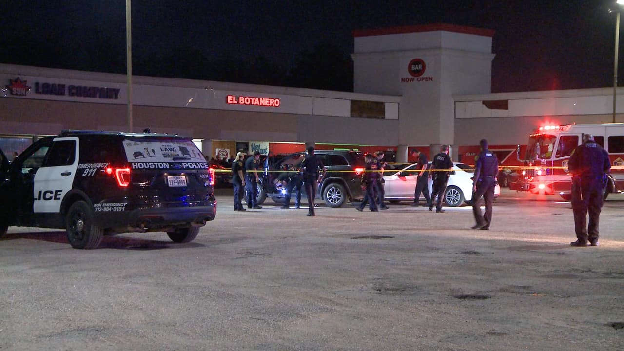 Matan a tiros a un hispano y dejan herido a su acompañante a la salida de un bar al sureste de Houston
