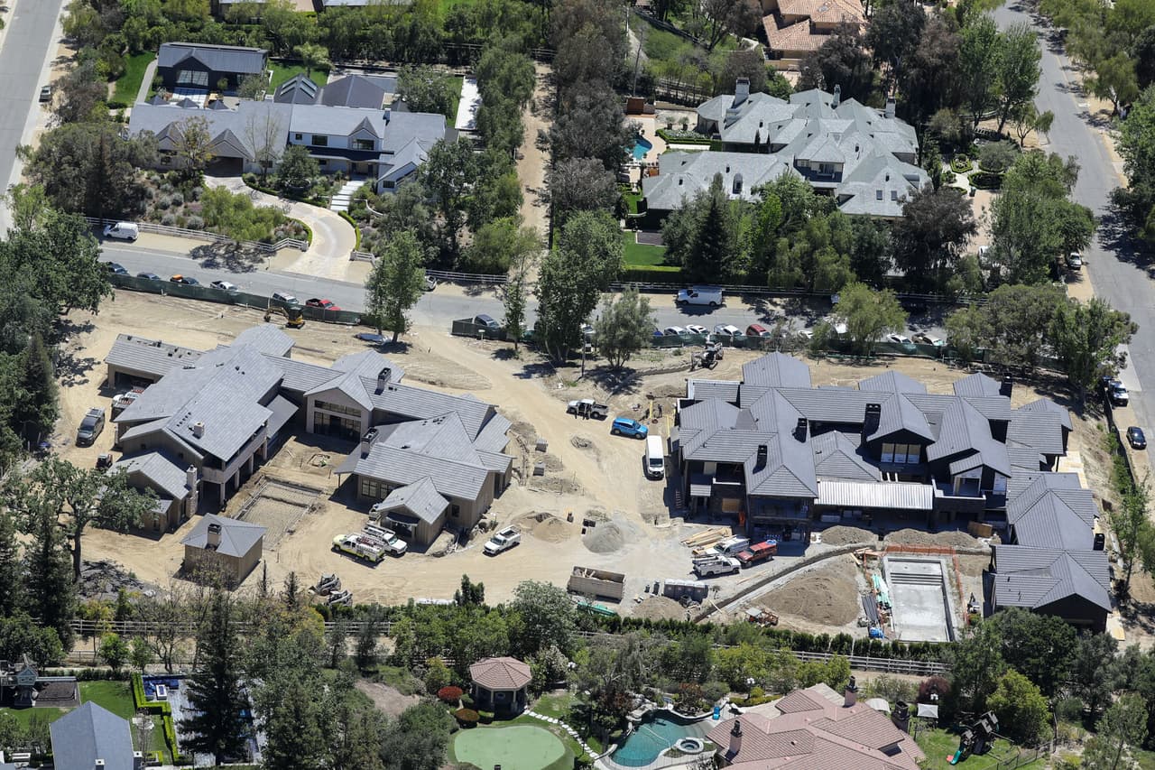 Pero en 2012 se vendió y un desarrollador la derribó y el predio estuvo vacío, hasta que Khloé Kardashian y Kris Jenner decidieron aprovecharlo. 
<br>