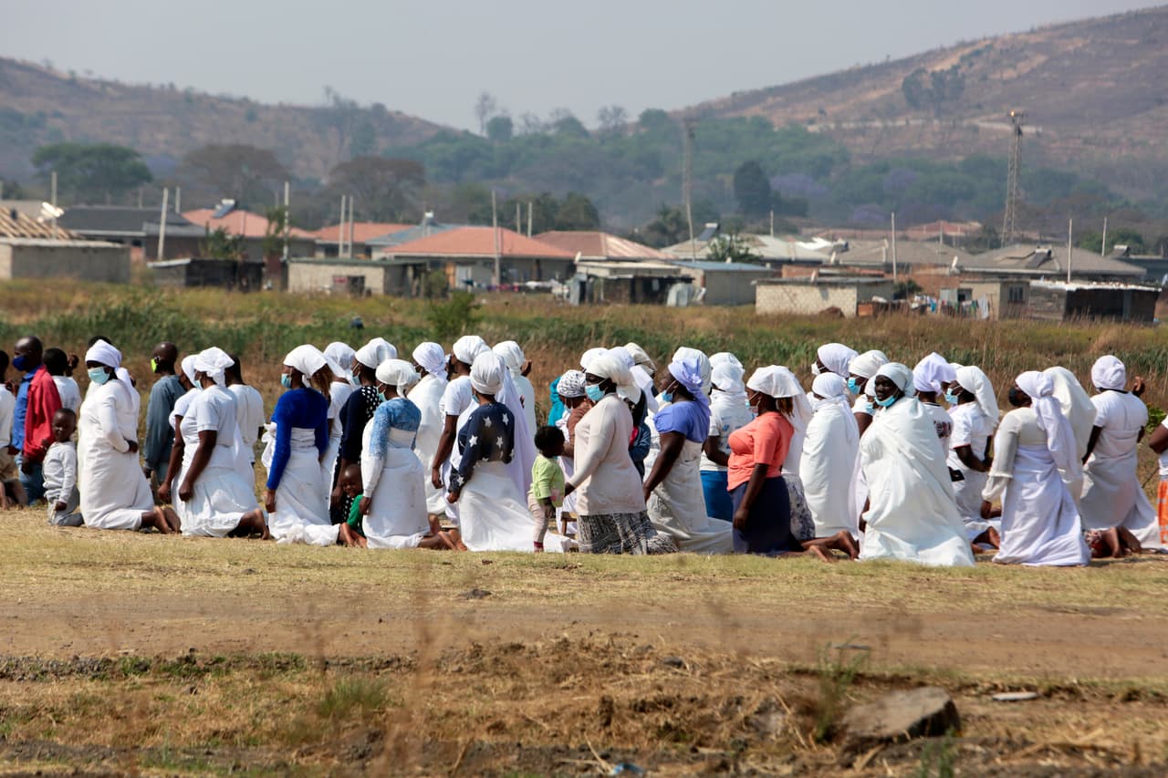 Algunos de los feligreses que se han vacunado, se han topado con estigmatización. Algunos miembros de las iglesias están dispuestos a vacunarse, 
<b>pero no lo hacen porque temen ser excluidos</b>. El aislamiento social es tal que activistas pidieron al gobierno de Zimbabwe que no llevara clínicas móviles a comunidades como la de Seke, por temor a que una exposición pública de quienes se vacunan les traería problemas.