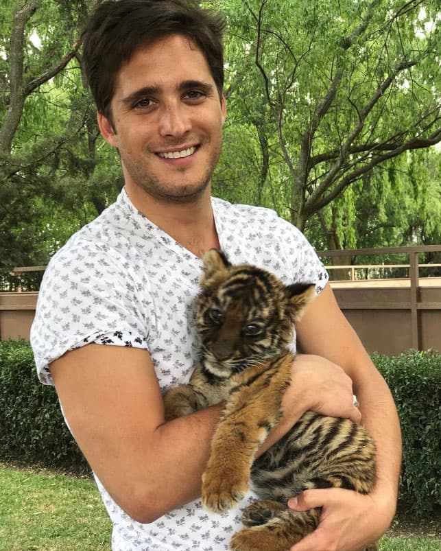 Ama a los animales y todo lo que tiene que ver con la naturaleza.