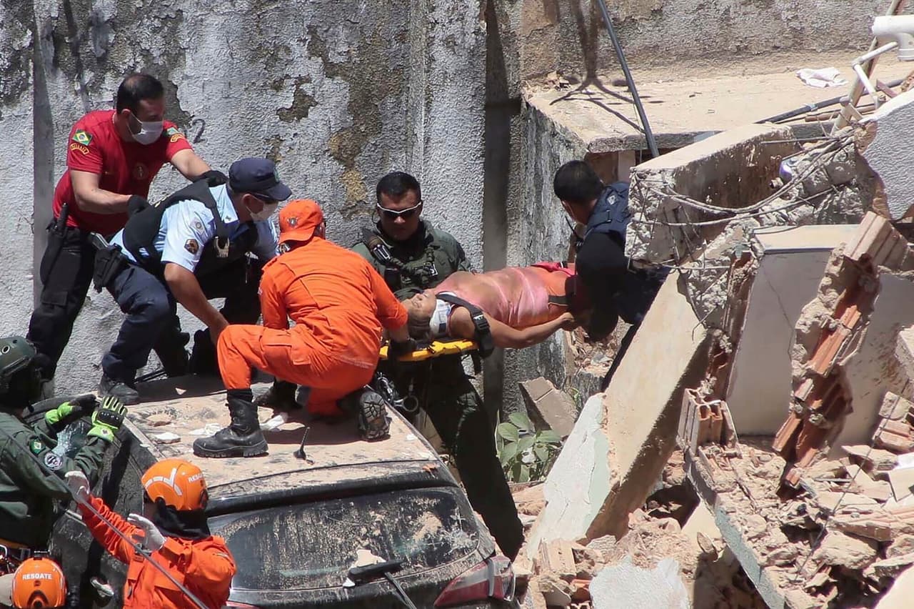 Al menos dos personas han muerto y otras cinco resultaron heridas tras el derrumbe este martes de un edificio residencial de siete pisos en la ciudad brasileña de Fortaleza, capital del estado Ceará (noreste), confirmaron los bomberos