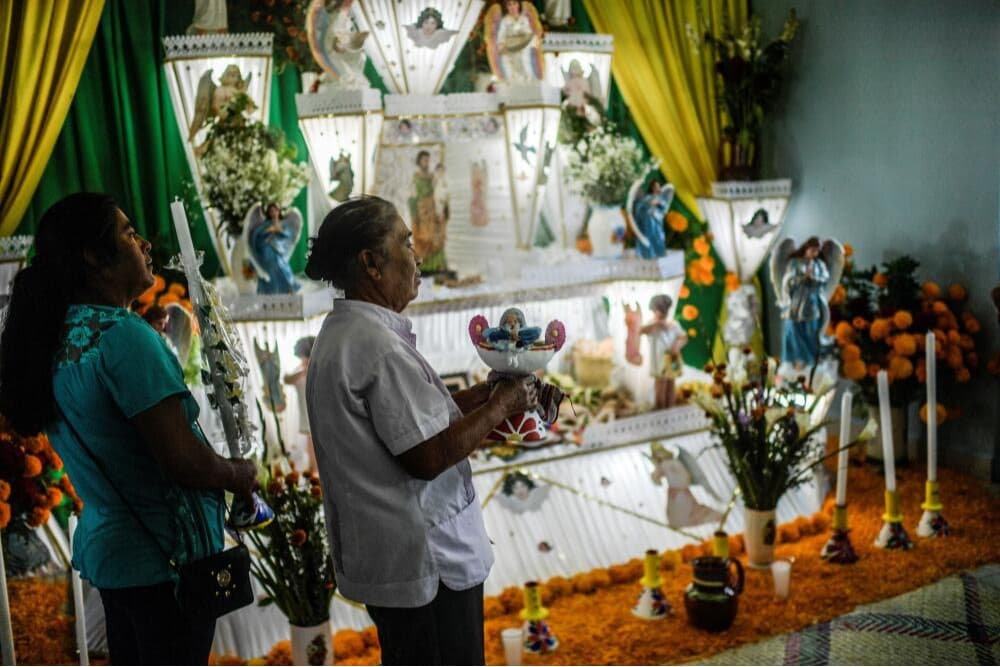 Descubre cómo la tradición milenaria de los altares monumentales de Huaquechula traspasa fronteras, llevando la esencia del Día de Muertos desde el corazón de Puebla hasta el bullicioso Brooklyn.