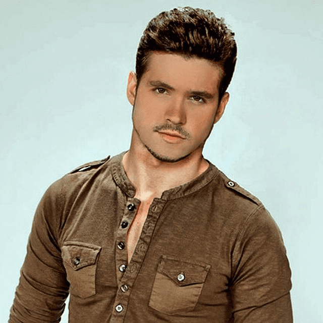 La cara de niño y sonrisa inocente de Eleazar Gómez hacen casi increíble pensar que el guapo actor mexicano ya pasó de los 30.