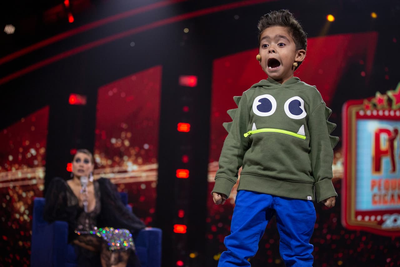 El segundo carismático en presentarse en el show se paró en el escenario con gran seguridad para narrar una jugada de fútbol.