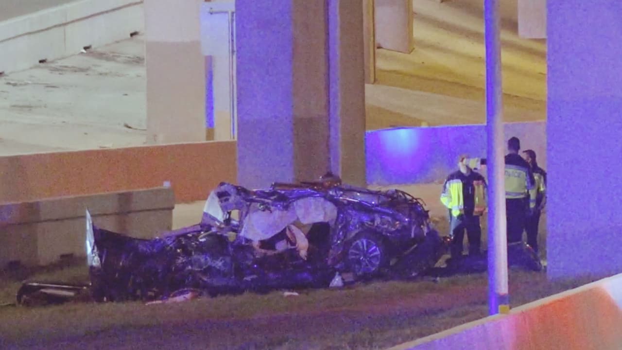 El incidente comenzó alrededor de las 2 de la mañana cerca de
<a href="https://maps.app.goo.gl/L2ourxHh5Zy7Tqta7" target="_blank">la cuadra 3200 de North Belt Line Road</a>, cuando la policía de Irving
<b>descubrió un vehículo robado e intentó realizar una parada</b>. Sin embargo, el auto sospechoso emprendió una huida a alta velocidad,
<b>desencadenando una intensa persecución</b>.