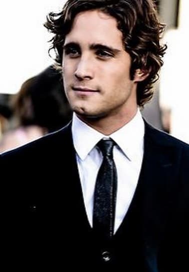 El actor siempre se ha mantenido como todo un caballero y jamás ha hablado sobre sus relaciones pasadas. Tampoco le gustan los chismes ni el escándalo.