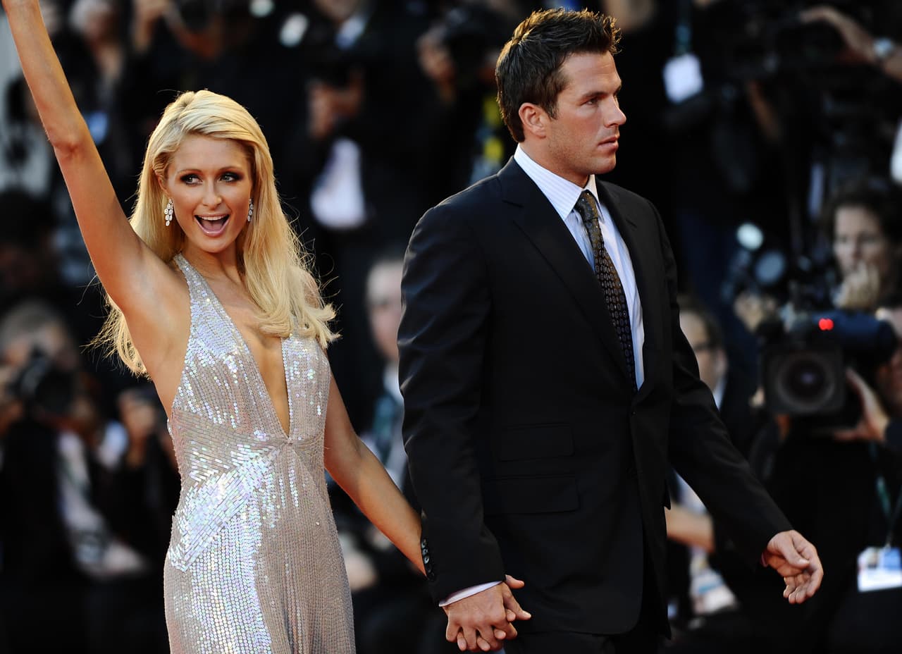 Paris Hilton con vestido plateado