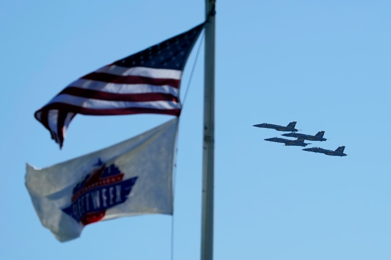 Los 'Blue Angels' no son los únicos que se roban las miradas de los asistentes. El equipo Oracle de acrobacias aéreas suele acompañar al escuadrón durante todas sus exhibiciones aéreas en varias partes de Estados Unidos.