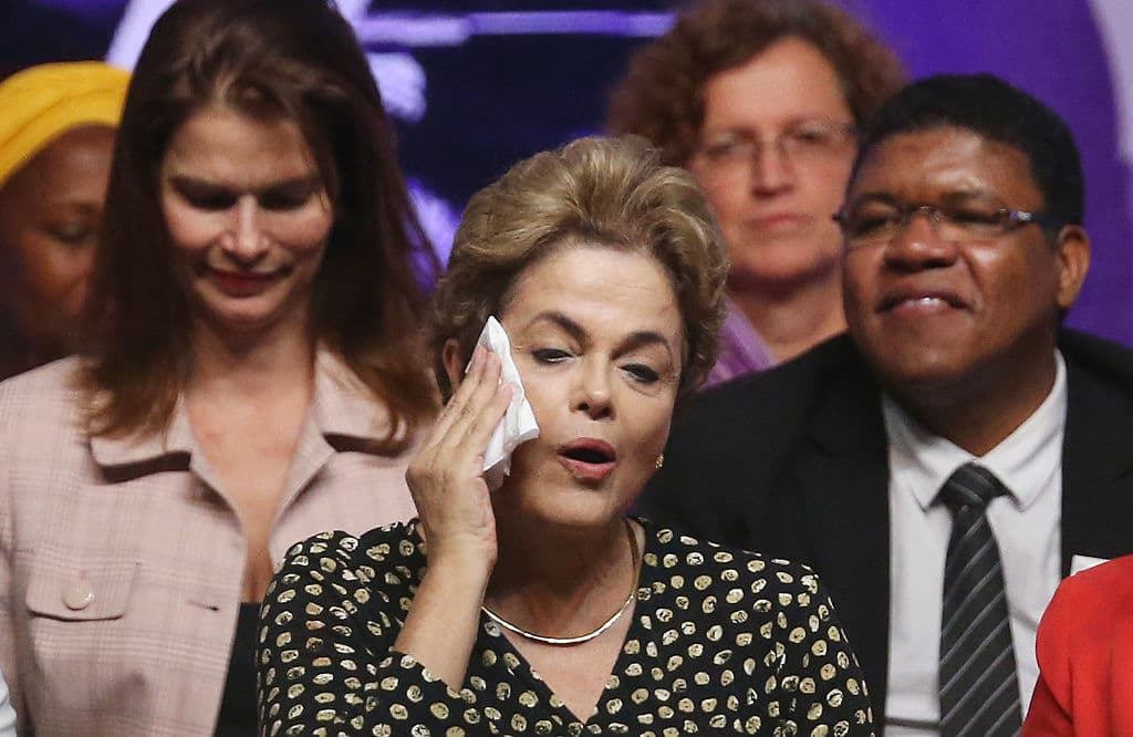 Rousseff ayer, rodeada de colaboradores y fieles en un acto de solidaridad con su gobierno.