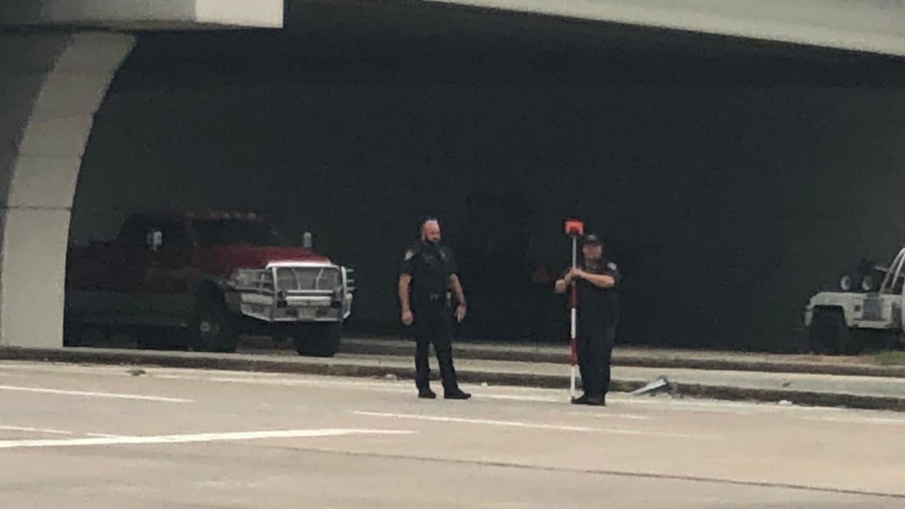 La mujer salió expulsada de uno de los automóviles y la llevaron de emergencia a un hospital donde falleció.