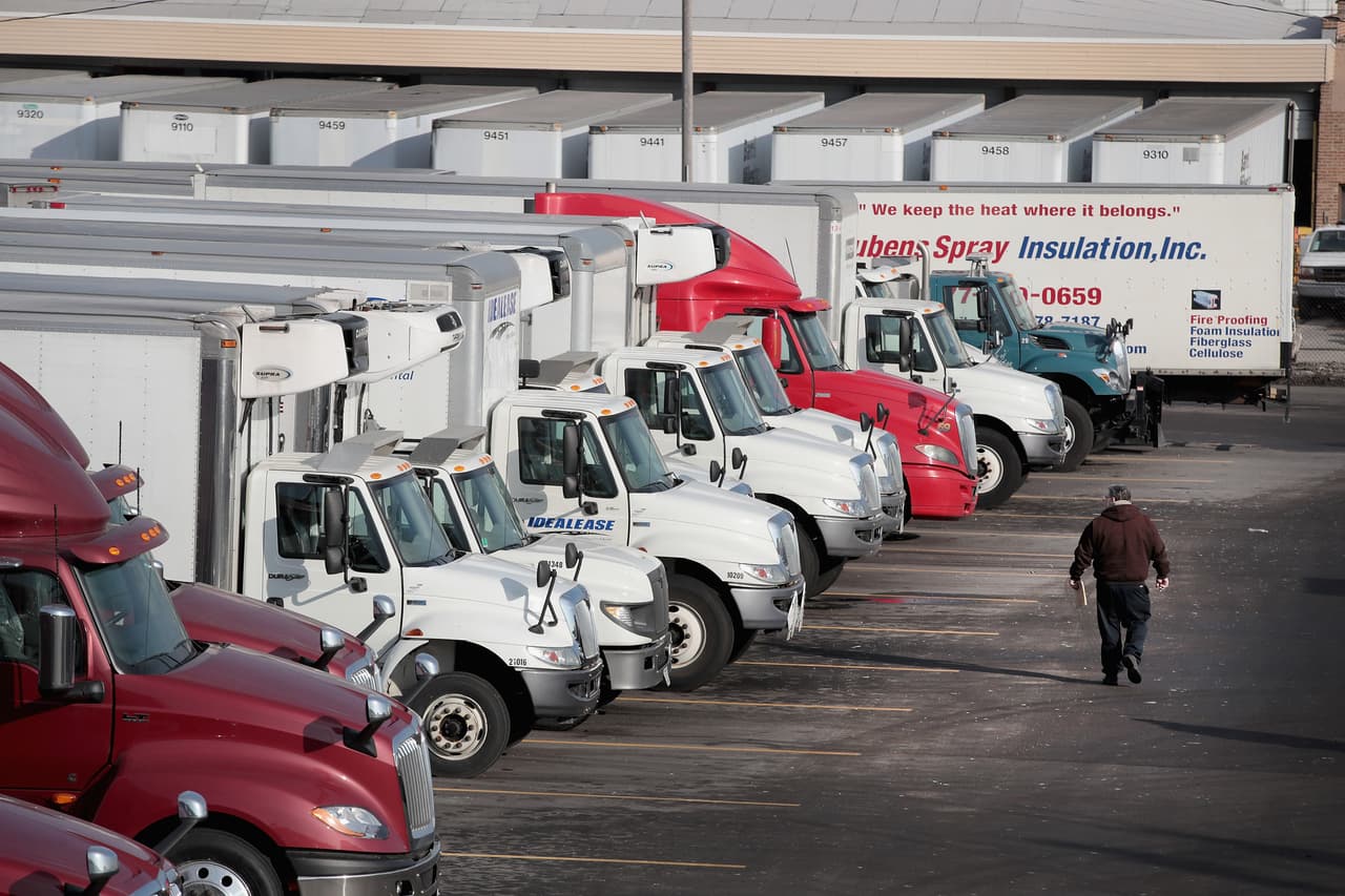 Problemas en la cadena de distribución y aumento de casos de covid-19 desaceleran la recuperación económica