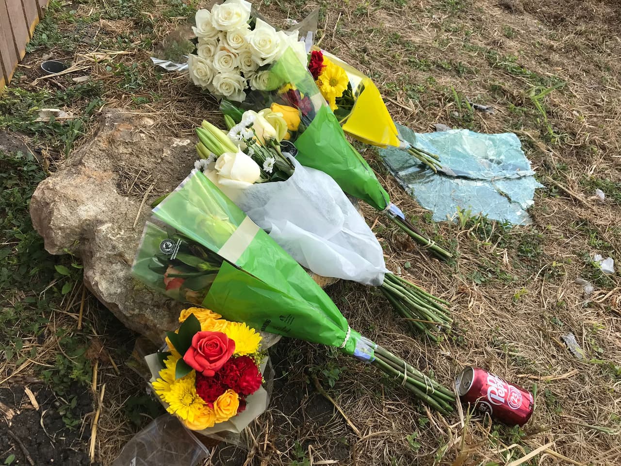 Noticias 23 acudió al lugar del accidente y había ramos de flores al igual que varios restos del vehículo.