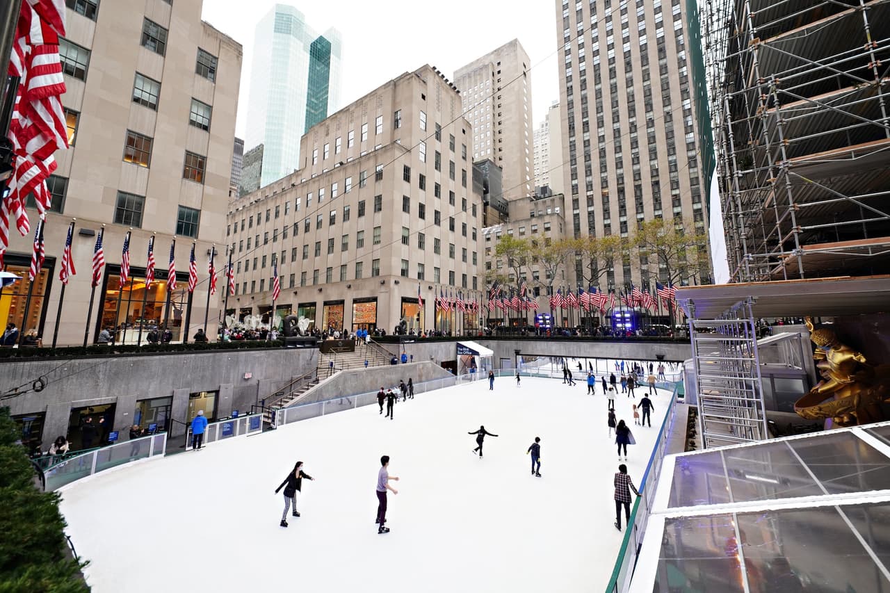 Inaugurada en 1936 como una atracción temporal, la pista se convirtió en permanente en 1939 y hoy es uno de los íconos más reconocidos de Nueva York, atrayendo a más de 250,000 patinadores cada año.