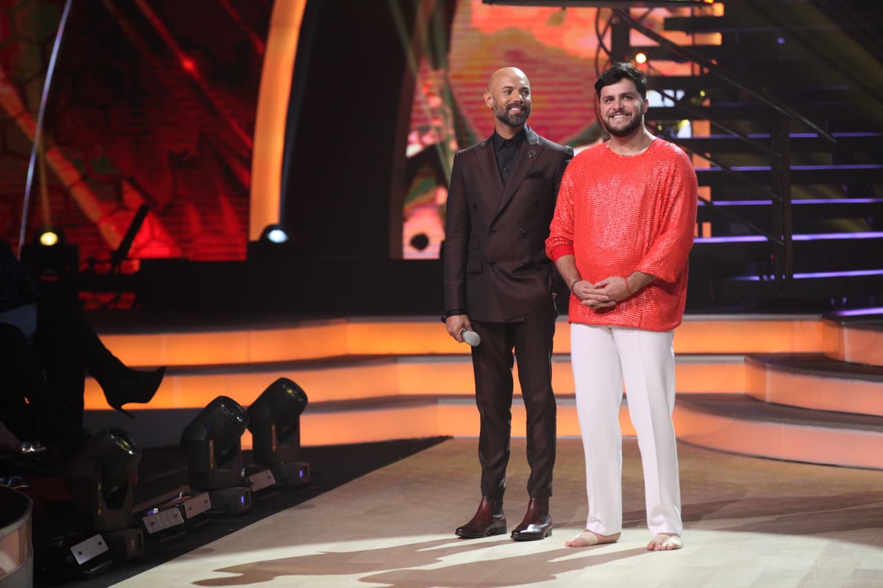 El domingo pasado, durante la gala dedicada a Juan Gabriel, el conductor Paul Stanley se plantó en el escenario para bailar al ritmo del clásico, 'Querida'.