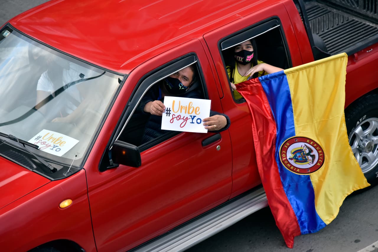 Unos dicen que el expresidente se lo merece, pues opinan que hizo mucho bien a Colombia.
<br>