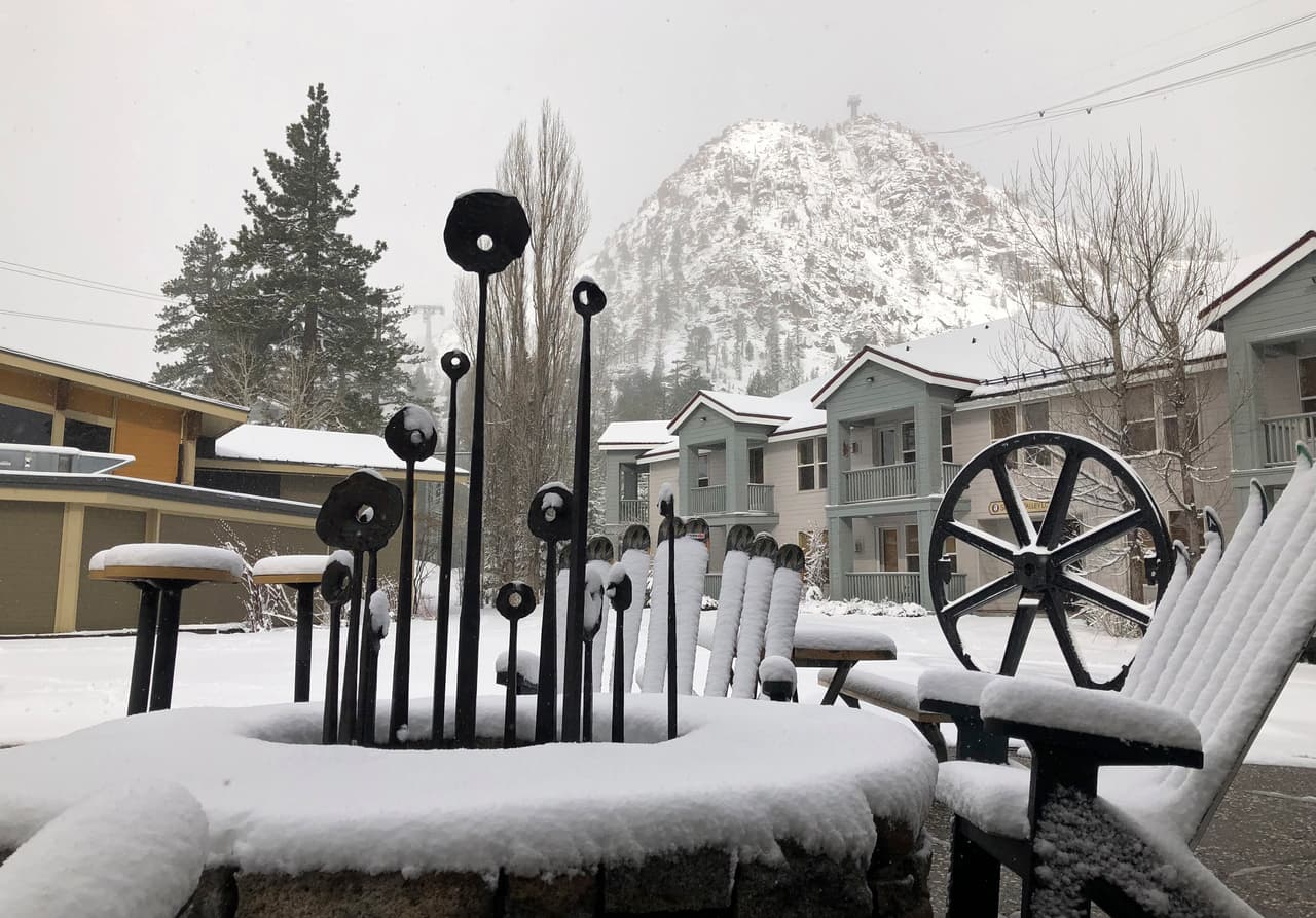 El centro turístico Squaw Valley Alpine Meadows informó que la última semana acumularon 32 pulgadas de nieve, lo que elevó el total de la temporada a 714 pulgadas. Y advirtieron que el clima inestable continuará hasta la próxima semana. Esta foto es del lunes 21 de mayo de 2019.
<br>