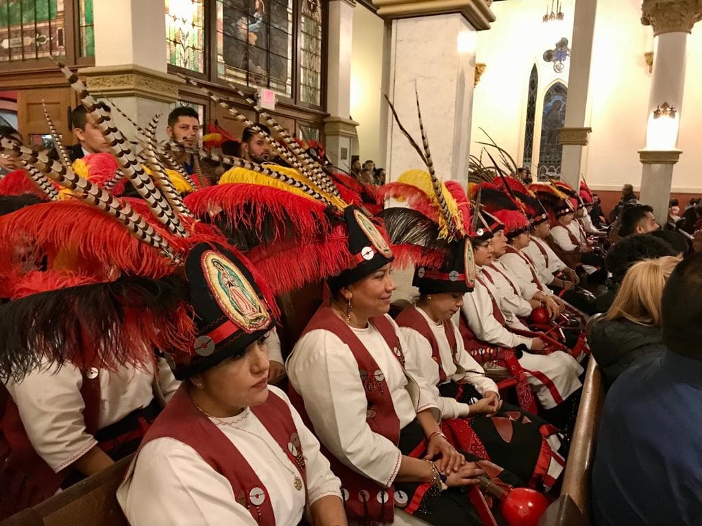 Devotos de la virgen morena presentes en la catedral de Dallas