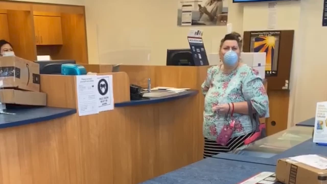 Mujer blanca lanza insultos racistas contra empleada postal y la llama “maldita china”