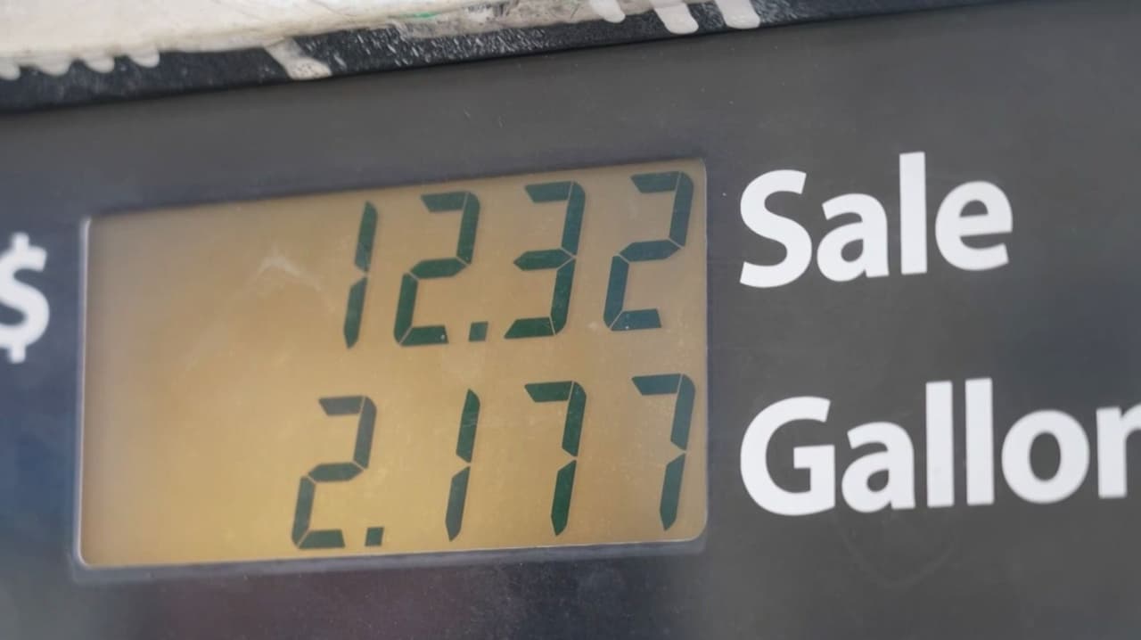 Precio de gasolina no da tregua: Familias recortan gastos de comida para poder llenar el tanque