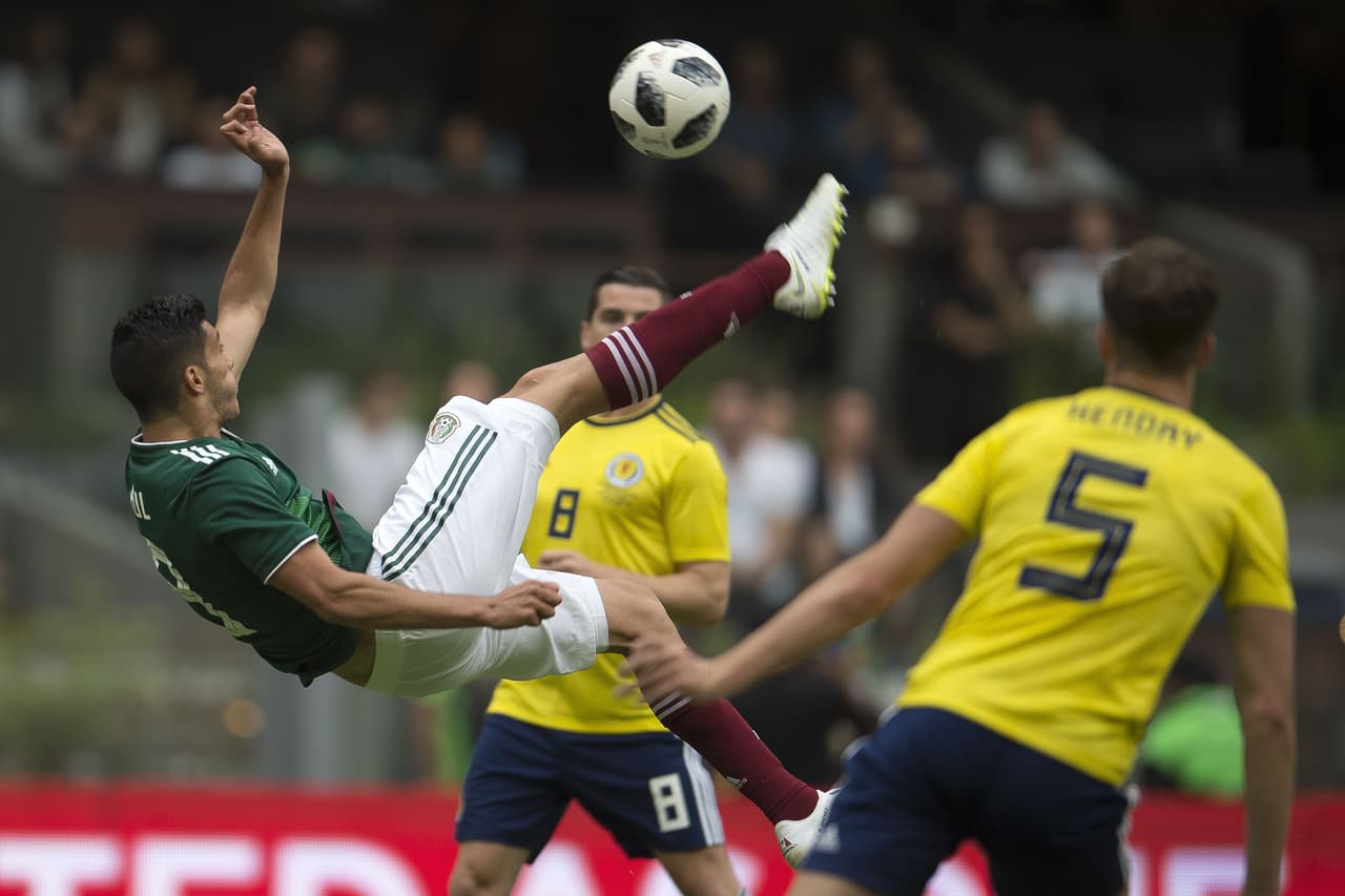 El delantero mexicano Raúl Jiménez tratando de ponerle su sello al partido, con una chilena que se vio espectacular, aunque el balón acabó en las gradas, pero el público aplaudió el intento.