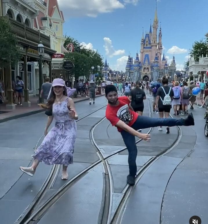 Por ahora, Gloria Trevi se encuentra de nuevo en la mira de la justicia mientras ella y su familia continúan con su vida. El pasado fin de semana publicó videos de 
<b><a href="https://www.instagram.com/p/CU1OI9oD3PG/" target="_blank">un paseo que tuvo con su hijo Miguel Armando</a></b>, de 16 años, por un parque de diversiones.