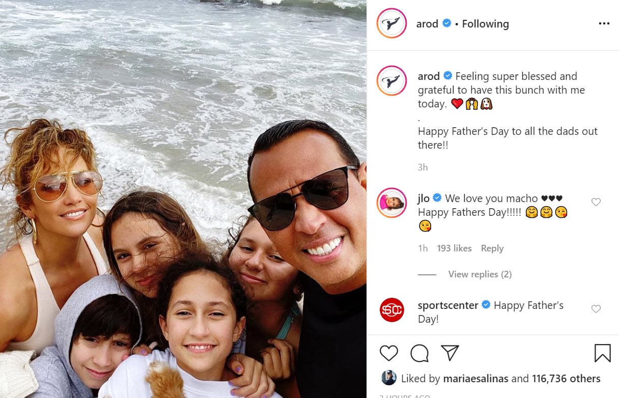 "Me siento súper bendecido y agradecido de tener este grupo conmigo hoy. ¡Feliz Día del Padre a todos los papás!", escribió junto con 
<b><a href="https://www.instagram.com/p/CBswatXA-Lo/" target="_blank">esta imagen </a></b>en donde también aparecen JLo y sus mellizos 
<b><a href="https://www.univision.com/famosos/emme-y-max-son-igualitos-a-marc-anthony-fotos#eafda6260000" target="_blank">Emme y Max</a>. </b>