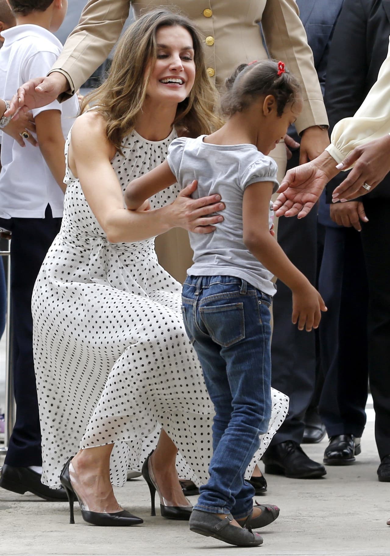 La reina Letizia, por el contrario, empezó la semana de su aniversario en un 
<b>viaje oficial a la República Dominicana</b>. El lunes visitó un centro de atención y cuido integral en Santo Domingo, que ofrece servicios a niños que padecen síndrome de Down, autismo y parálisis cerebral.