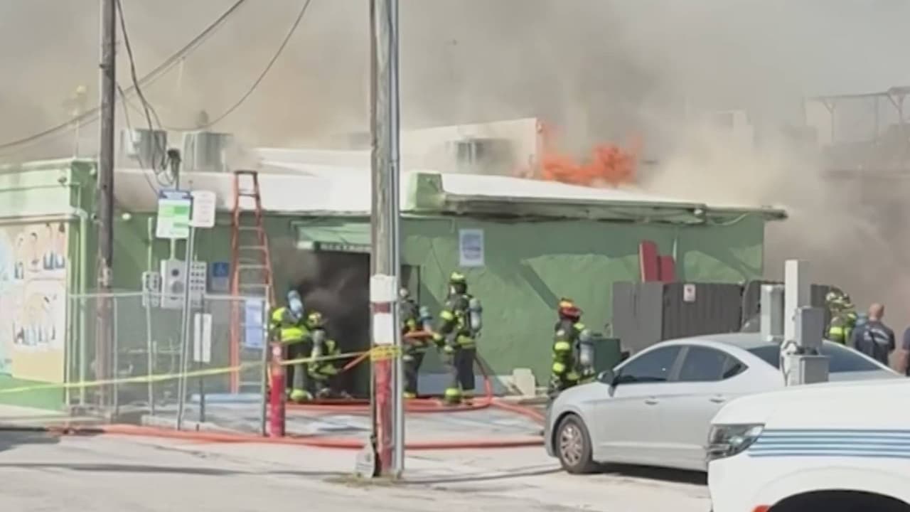Voraz incendio consume gran parte de ‘La Esquina de la Fama’, famoso restaurante en la Calle Ocho