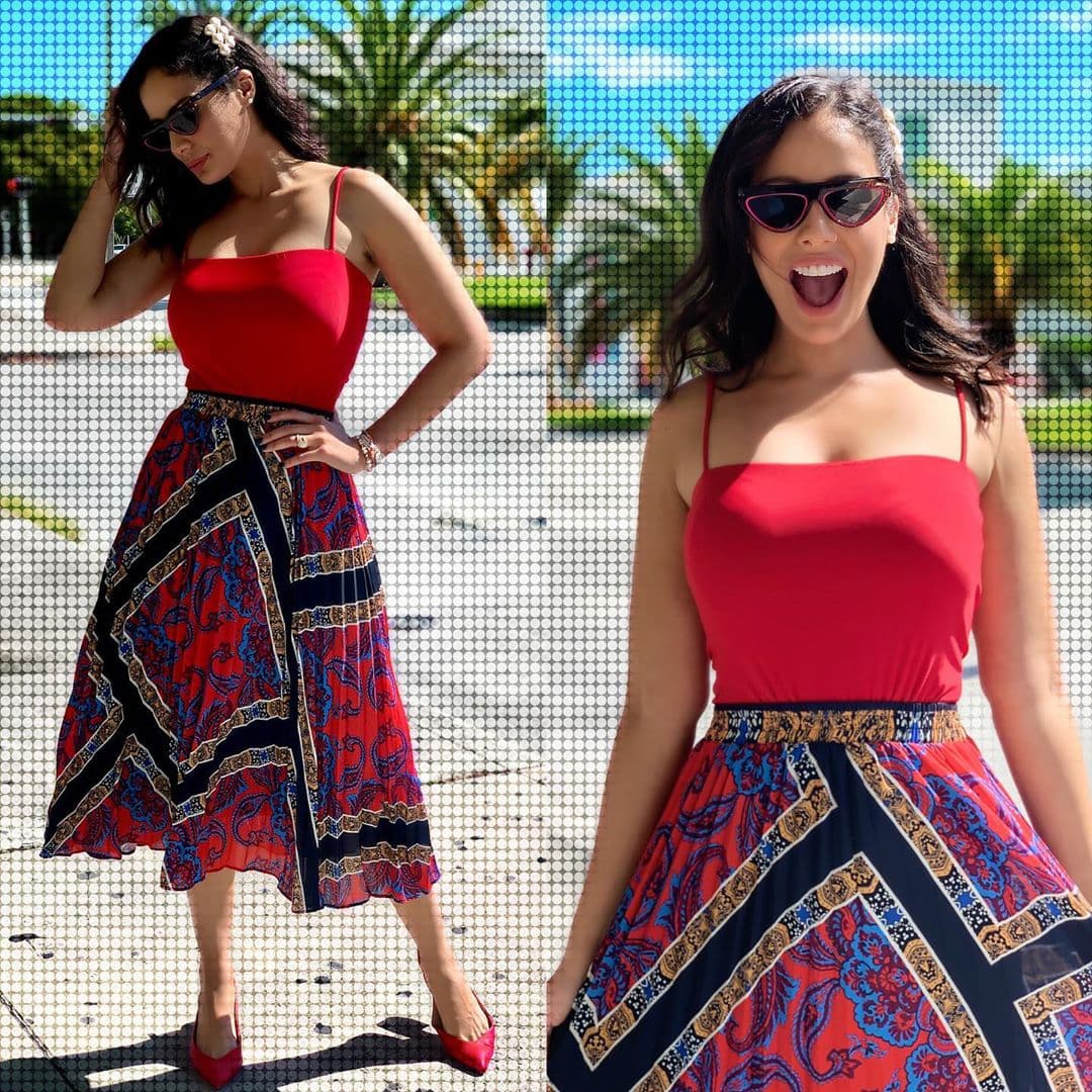 El estampado barroco sigue en tendencia y Aleyda lo llevó en una falda 'midi', donde destacó el color rojo.